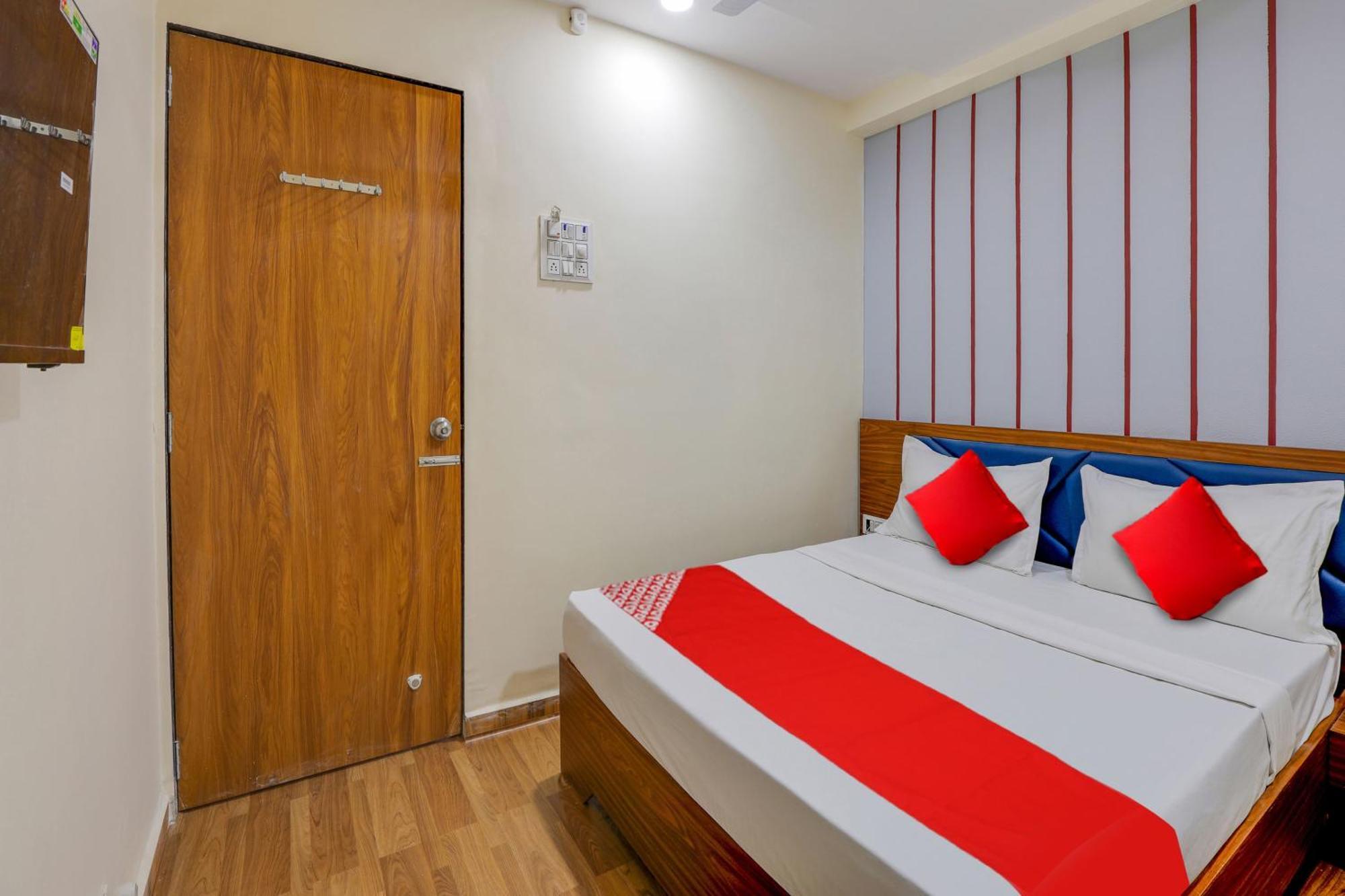 Hotel O Lotus Surat Exterior foto