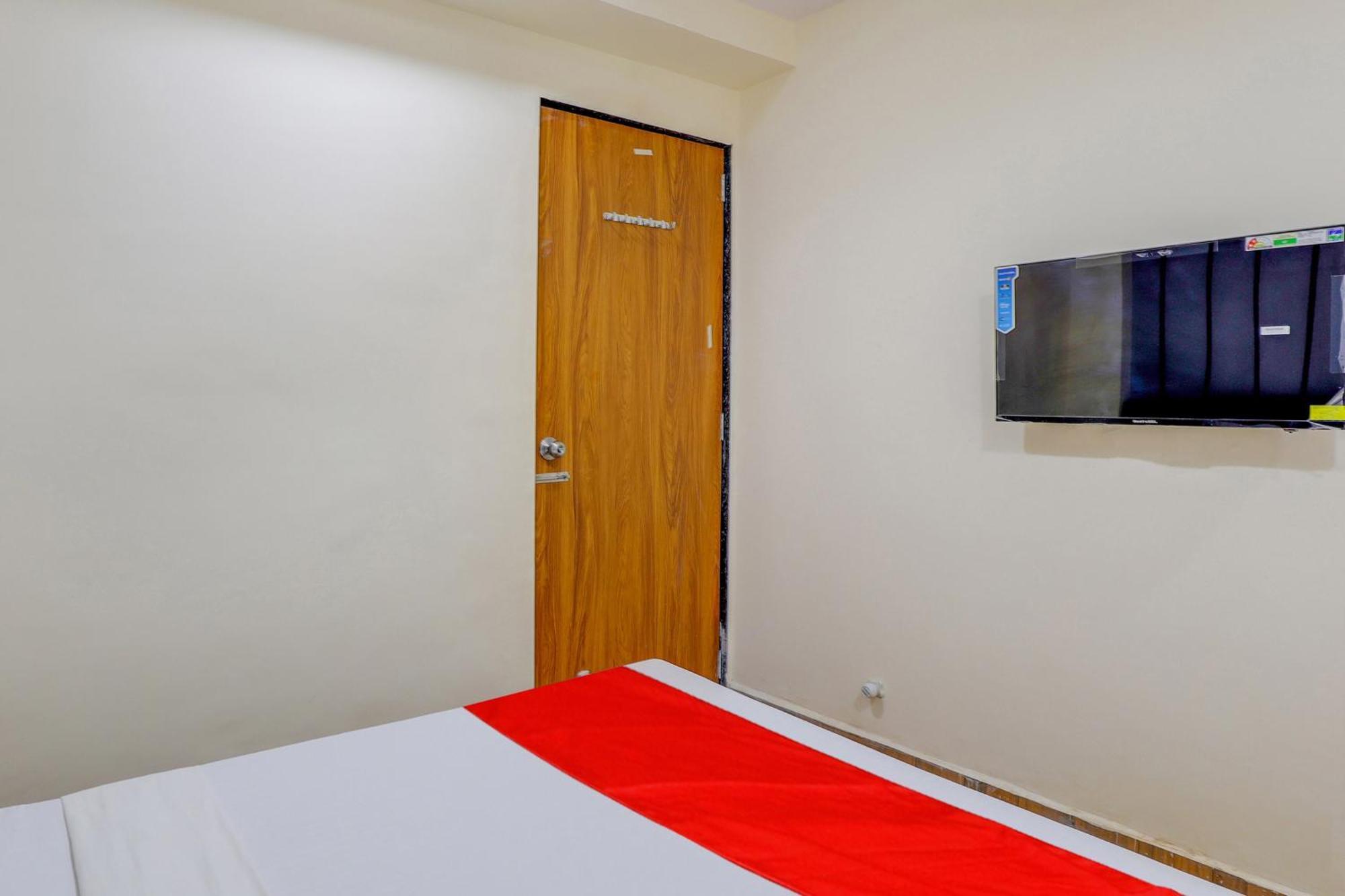Hotel O Lotus Surat Exterior foto