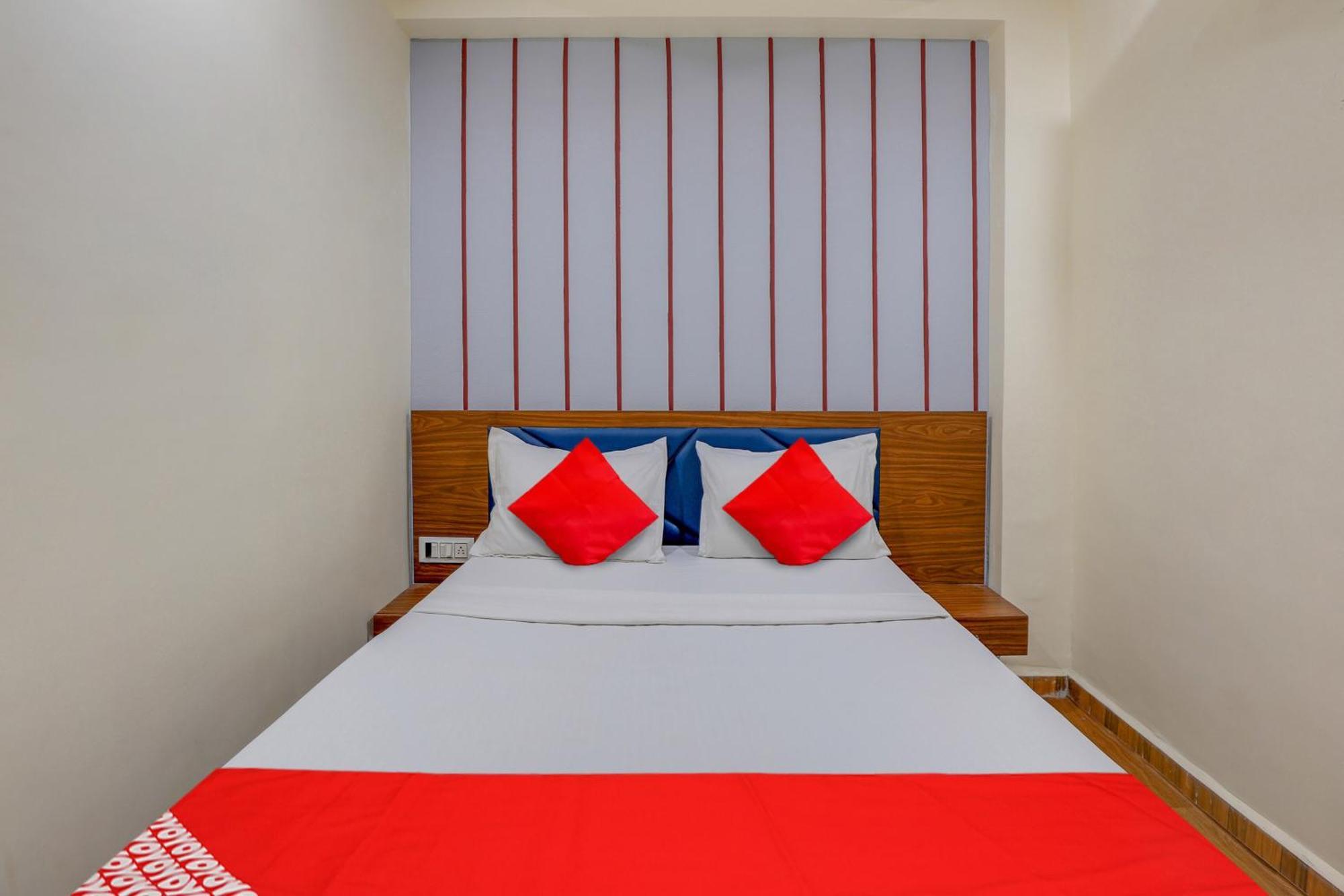 Hotel O Lotus Surat Exterior foto