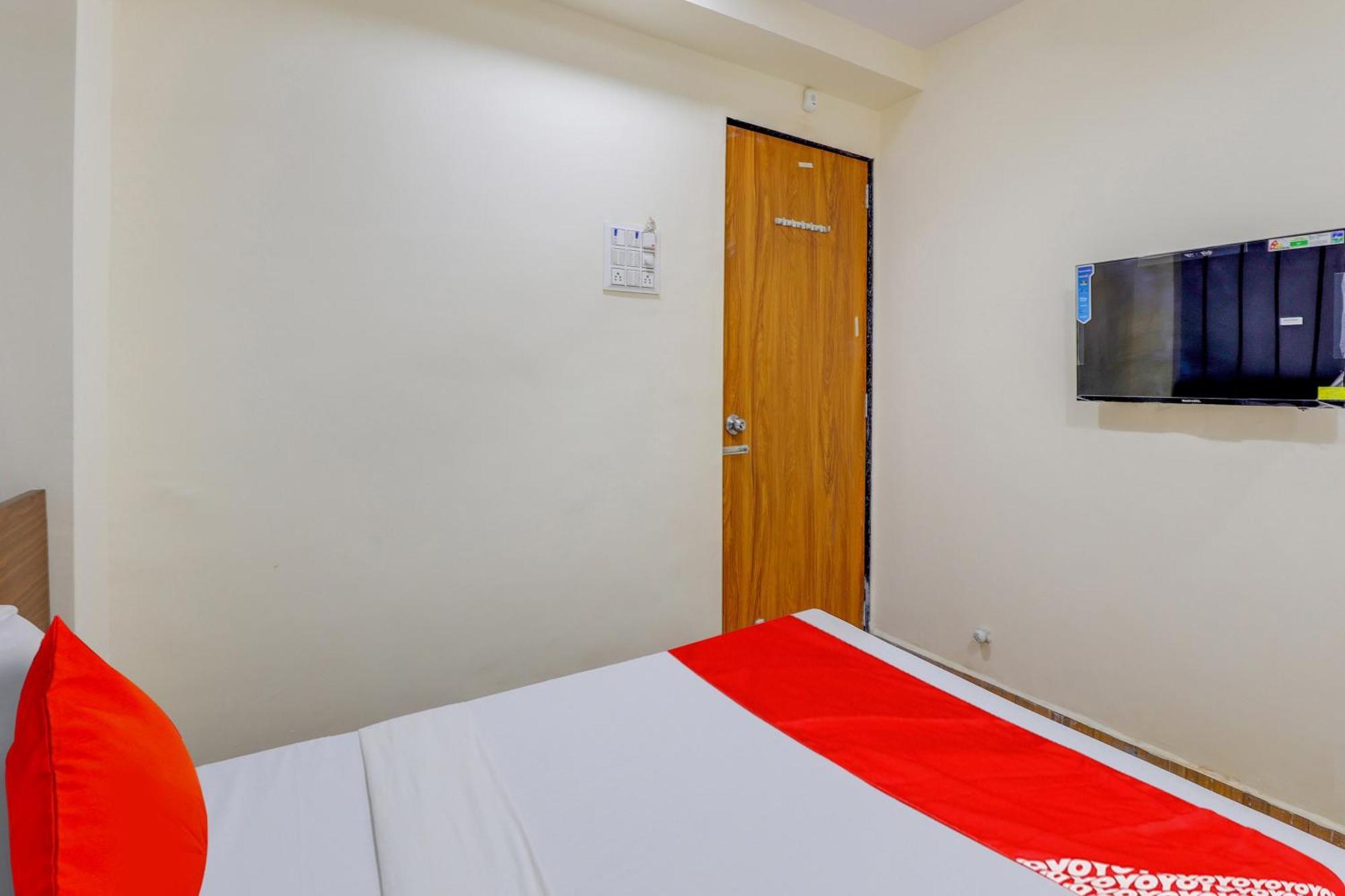 Hotel O Lotus Surat Exterior foto